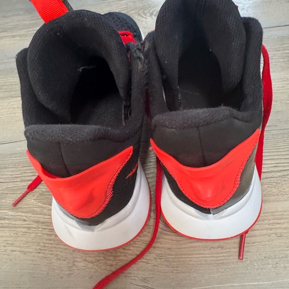 Nike Black and Red Running Sneakers 8.5 - Picture 2 of 6